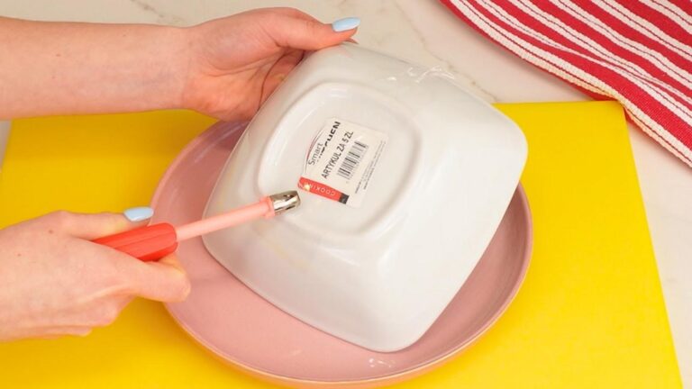 This simple trick removes labels in seconds… leave no residue on your jars!